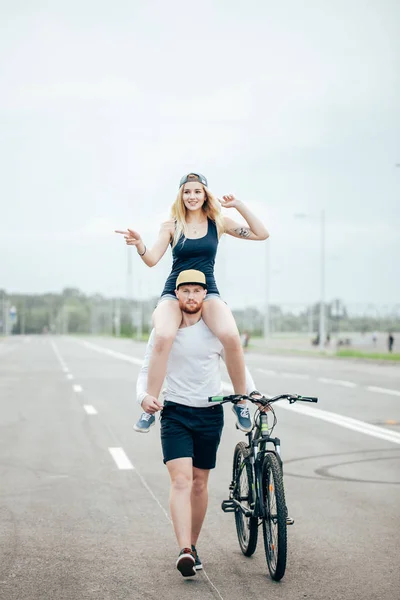 몇 가지 그들의 자유 시간에 그들의 자전거를 타고 고 화창한가 날에 재미. — 스톡 사진