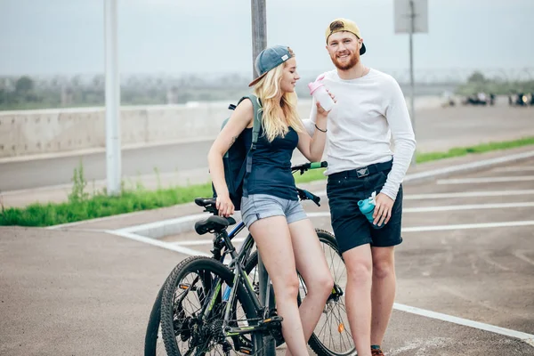 Yolda duran el ele tutuşarak genç hippi çift