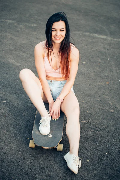 Uzuntahtalı kadın yerde oturuyor.