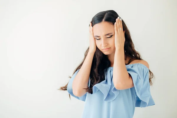 Salud y dolor. Mujer joven agotada estresada con fuerte dolor de cabeza por tensión — Foto de Stock