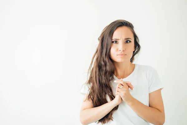 Mujer mirando a la cámara escuchando una historia con interés y anticipación — Foto de Stock