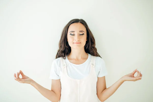 Жінка тримає руки в ім'я або молитві, очі закриті під час практики йоги — стокове фото
