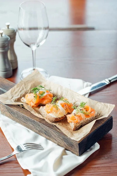 bir gemide, seçici odak kırmızı balık ve roka sandviç