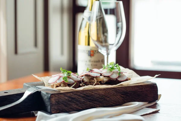 Domuz jambon, turp, Brüksel lahanası ve çavdar ekmeği sandviç