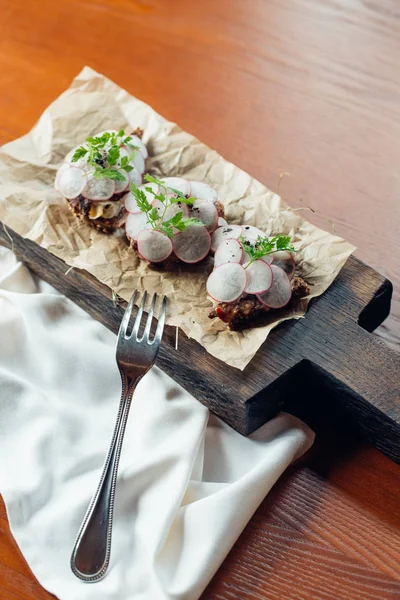 Domuz jambon, turp, Brüksel lahanası ve çavdar ekmeği sandviç