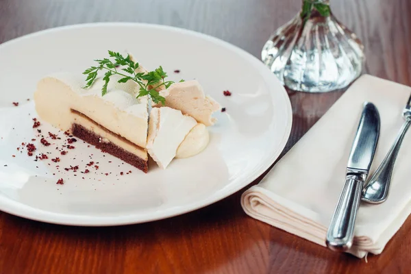 Tatlı - beyaz peynirli kek nane ve çikolata ile