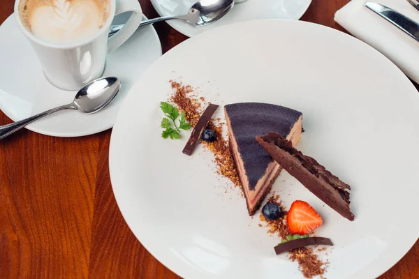 Karamel pasta, mus tatlı bir plaka üzerinde. Gri taş arka plan.