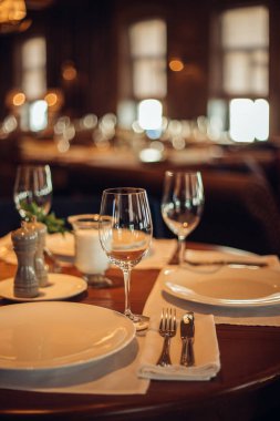 Ahşap klasik mobilyalarla modern ve basit bir kafe..