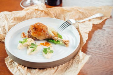 Siyah bir arka plan üzerinde ızgara baharatlı tavuk budu. Üstten Görünüm.