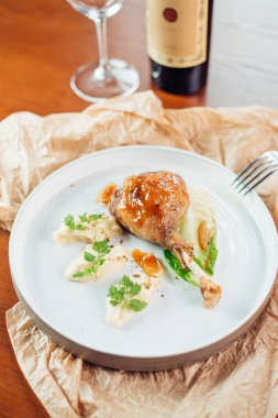 Marine edilmiş ızgara tavuk Barbekü üzerinde pişmiş ve ahşap bir tahta üzerinde otlar ile servis