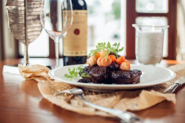 Izgara antrikot biftek biftek, otlar ve baharatlar. Üstten Görünüm