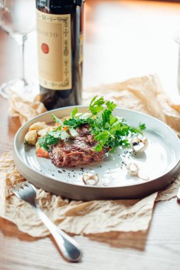 Izgara antrikot biftek biftek, otlar ve baharatlar. Üstten Görünüm