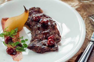 Izgara antrikot biftek biftek, otlar ve baharatlar. Üstten Görünüm