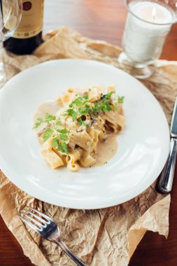 Fettuccine Alfredo kabak, pastırma, mercanköşk ve nane ile