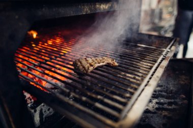 Açık ateşte yanan kömür ızgarası, ürün yerleştirmeye hazır.