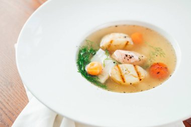 Ekmek ahşap tepsi ile sebze çorbası.