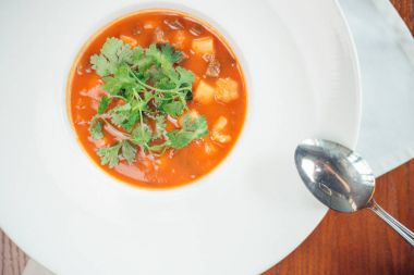 Kırmızı mercimek çorbası üzerinde karanlık taş backgroud, üstten görünüm