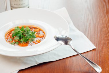 Domates çorbası veya gaspaço beyaz masada. Üstten Görünüm.