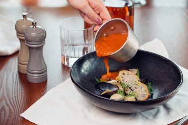 Domates çorbası veya gaspaço beyaz masada. Üstten Görünüm.