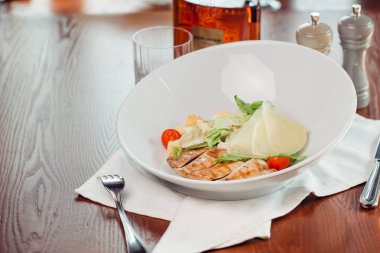 Tavuklu Sezar salata. Sezar salatası ile plaka üzerinde ızgara tavuk