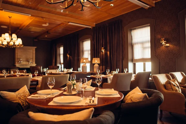 ahşap tasarım görünümünde tablo gözlüklerle klasik Restoran