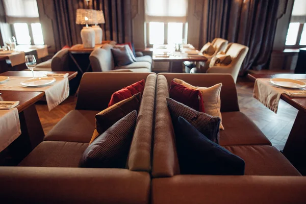 Interior de un restaurante, estilo vintage, muebles clásicos de madera —  Fotos de Stock