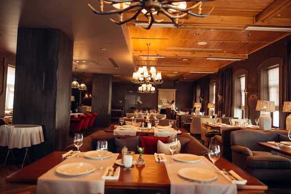 ahşap tasarım görünümünde tablo gözlüklerle klasik Restoran