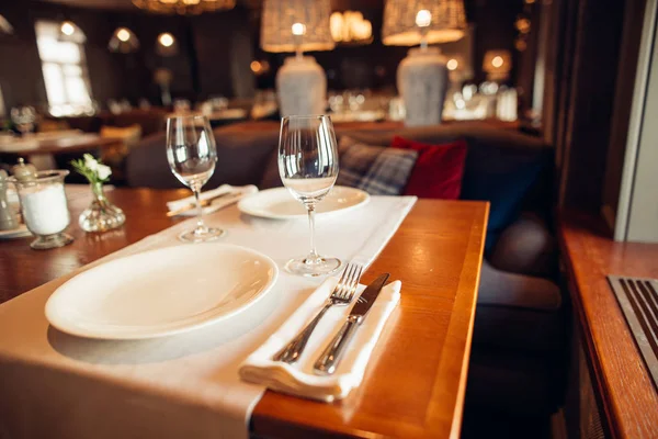 İç modern bir Restoran, gündüzleri klasik tasarım