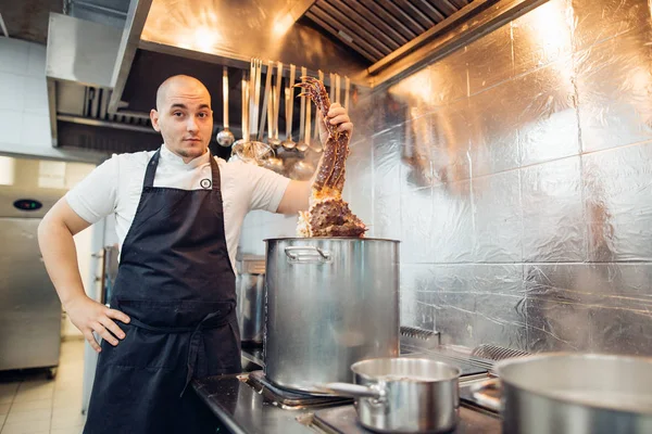 Chef-kok van het visrestaurant met zeevruchten kreeft krab octopus — Stockfoto