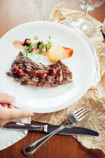 Tahtada ızgara domuz kaburgası, sığ alan derinliği...