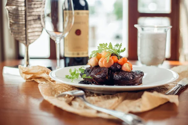 Izgara antrikot biftek biftek, otlar ve baharatlar. Üstten Görünüm