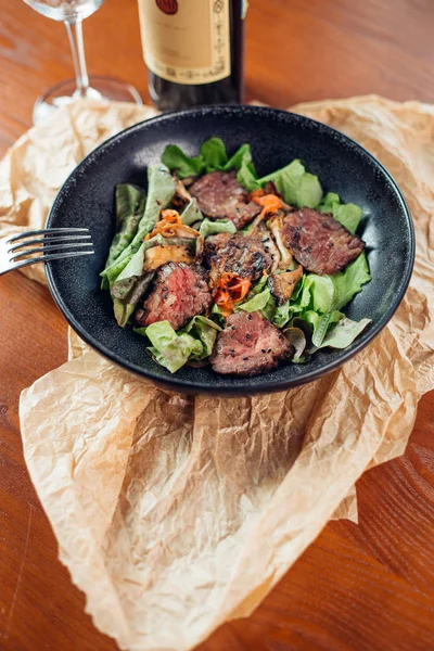 Tahtada ızgara domuz kaburgası, sığ alan derinliği...