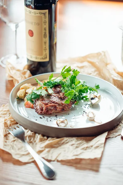 Izgara antrikot biftek biftek, otlar ve baharatlar. Üstten Görünüm