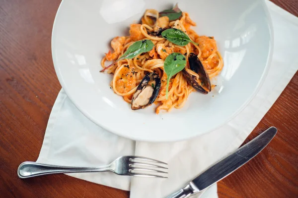 Deniz mahsullü makarna, midye, karides, deniz mahsulü kokteyli yakın plan.