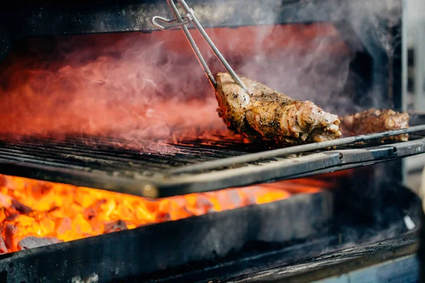 Üzerinde restoraunt mutfak yanan ızgarada pişirme biftek — Stok fotoğraf