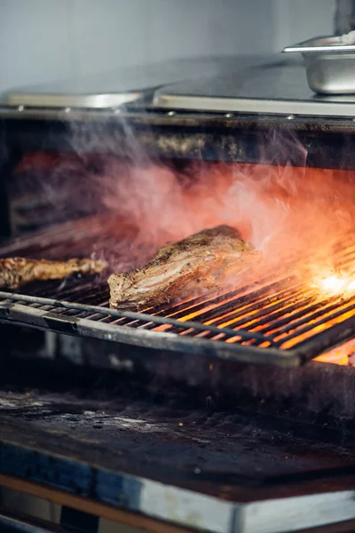 Alevli ızgarada ızgara biftekler seçici bir odak ile vurulacak.