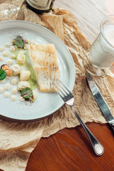 ızgara somon ve sebzeler