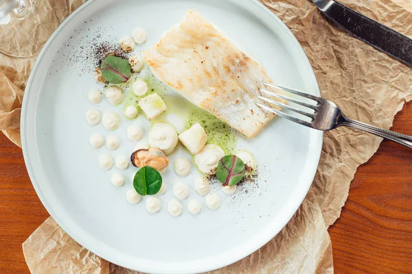 ızgara somon ve sebzeler