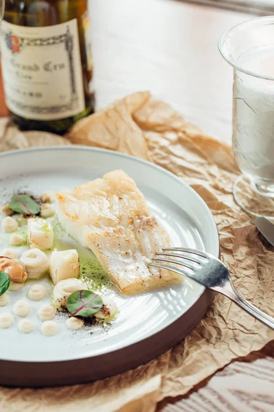 bir yatakta, brokoli, karnabahar ve havuç somon fileto