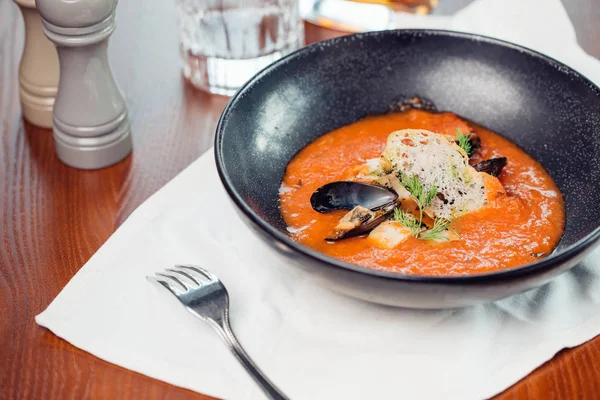 Kırmızı mercimek çorbası üzerinde karanlık taş backgroud, üstten görünüm