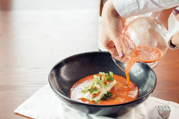 Paradicsom leves, vagy a gazpacho, a fehér asztal. Szemközti nézet. — Stock Fotó