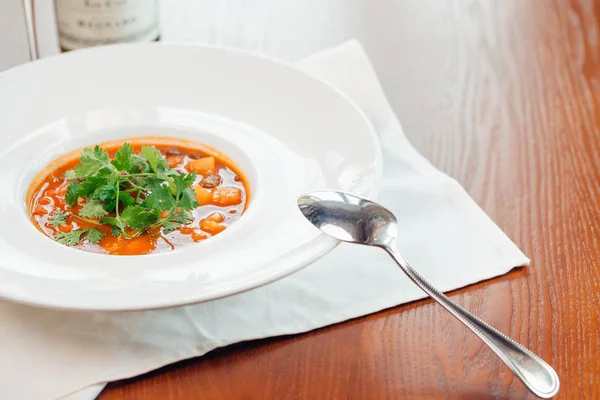 Domates çorbası veya gaspaço beyaz masada. Üstten Görünüm.