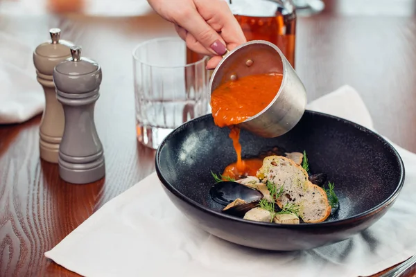 Domates çorbası veya gaspaço beyaz masada. Üstten Görünüm.