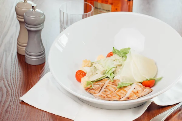 Salada de frango Caesar. Salada Caesar com frango grelhado no prato — Fotografia de Stock