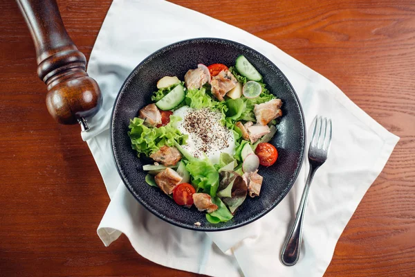 Ensalada saludable de pollo a la parrilla César con queso y croutons — Foto de Stock