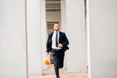 Tehlikeden inşaatta çalışan inşaat işçisi