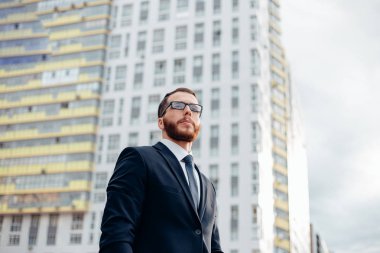 İnşaat alanında çalışan işçilerin portresi