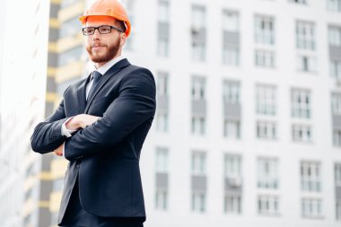 Mühendis, kask, gözlük inşaat sahasında Oluşturucu Oluşturucu