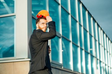 mühendis mimar Oluşturucu yapı, inşaat bir miğfer görünüyor