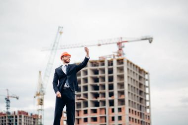 İnşaat mühendisi ile smartphone. İnşaat alanı resimleri